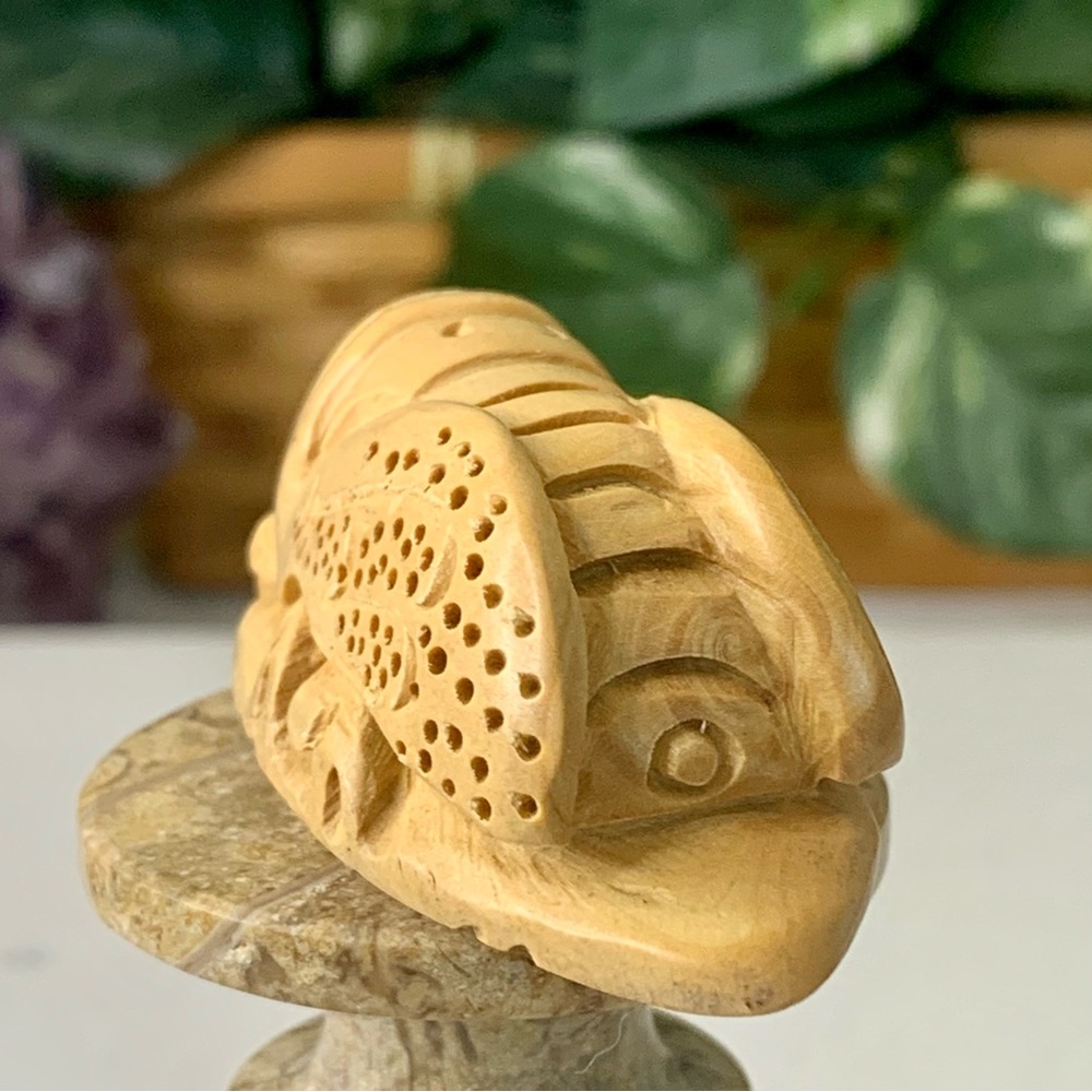 Vintage Netsuke Cicada Boxwood Carving Hand Carved Wood Insect Bug Figurine 2.7" - Picture 6 of 12